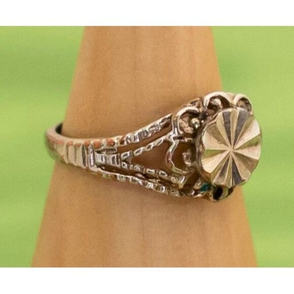 Vintage Gold Tone Dainty Floral Disc Art Nouveau Ring Size 5 - W6 - Picture 2 of 3